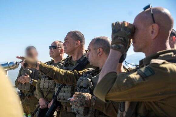 הרמטכ"ל זמיר בעמדת תצפית בדרום לבנון | דובר צה"ל הרמטכ"ל זמיר בעמדת תצפית בדרום לבנון | דובר צה"ל