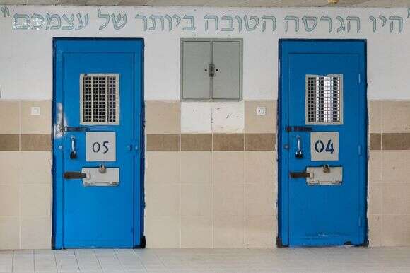 כלא אופק | לירון מולדובן