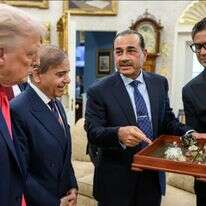 הגנרל מוניר מגיש לנשיא טראמפ תיבת מינרלים בבית הלבן יחד עם ראש ממשלת פקיסטן שריף | הבית הלבן