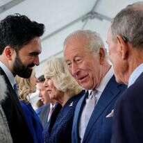 מלך בריטניה צ'ארלס השלישי עומד לצד המלכה קמילה משוחח עם ראש עיריית ניו יורק, זוהראן ממדאני, במהלך ביקור באנדרטת ה-11 בספטמבר בניו יורק | ג'ינה מון/פול, AP