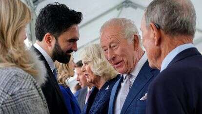 מלך בריטניה צ'ארלס השלישי עומד לצד המלכה קמילה משוחח עם ראש עיריית ניו יורק, זוהראן ממדאני, במהלך ביקור באנדרטת ה-11 בספטמבר בניו יורק | ג'ינה מון/פול, AP
