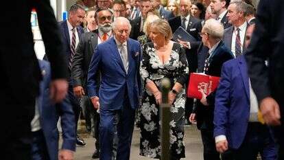 מלך בריטניה צ'ארלס השלישי, משמאל, משתתף בקבלת פנים | AP/יוקי איוומורה
