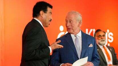 ליונל ריצ'י משוחח עם מלך בריטניה צ'ארלס השלישי במהלך קבלת פנים | AP/יוקי איוומורה