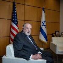 שגריר ארה"ב בישראל, מייק האקבי, במשרדו בשגרירות בירושלים | חיים גולדברג, פלאש 90