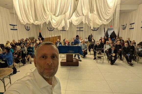 הכותב בטקס יום העצמאות בבית הכנסת Kingsway
Center Jewish בברוקלין ניו־יורק