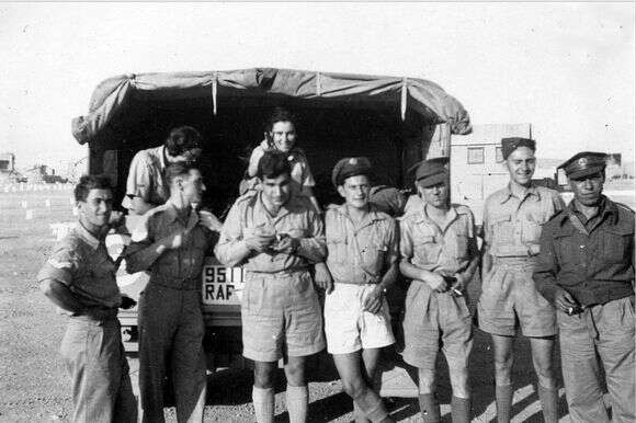 "הצנחנים חיו בין הכישלון לבין הניצחון". נחנים יהודים בדרך לקהיר, :1944 במשאית משמאל חביבה רייק, עומד משמאל חיים חרמש | נדב מן ביתמונה, אוסף רפאל רייס, אדיבות עדנה רייס לשם, האוסף הלאומי לתצלומים ע"ש מש' פריצקר, הספריה הלאומית