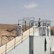 לא היו מעקה או גדר. אימוני כהונה על דגם המזבח ב"ממלכת כוהנים" | ג'וש ואנדר