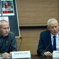 יו"ר כחול לבן גנץ, ומימינו חילי טרופר | יונתן זינדל, פלאש 90 יו"ר כחול לבן גנץ, ומימינו חילי טרופר | יונתן זינדל, פלאש 90