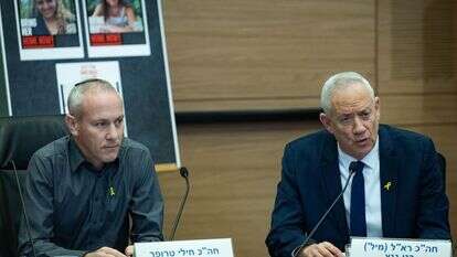 יו"ר כחול לבן גנץ, ומימינו חילי טרופר | יונתן זינדל, פלאש 90