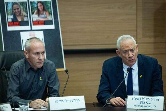 יו"ר כחול לבן גנץ, ומימינו חילי טרופר | יונתן זינדל, פלאש 90 יו"ר כחול לבן גנץ, ומימינו חילי טרופר | יונתן זינדל, פלאש 90