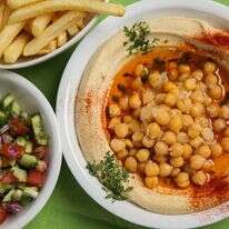 צלחת חומוס במסעדת בשכונת הגבעה הצרפתית בירושלים | נתי שוחט/Flash90