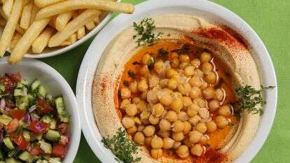 צלחת חומוס במסעדת בשכונת הגבעה הצרפתית בירושלים | נתי שוחט/Flash90