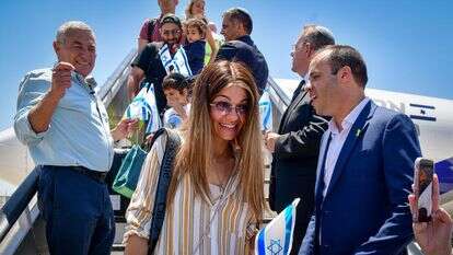 עולים מצרפת נוחתים בנתב"ג. למצולמים אין קשר לכתבה | אבשלום ששוני, פלאש 90
