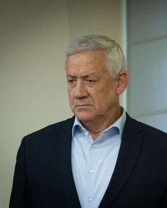 יו"ר "כחול לבן", בני גנץ, בחדר סיעתו בכנסת | יונתן זינדל, פלאש 90