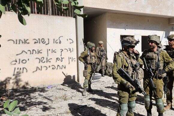 מפקדי חטיבת אלכסנדורני ליד הגרפיטי על קיר הבית בלבנון | חזי דרקסלר