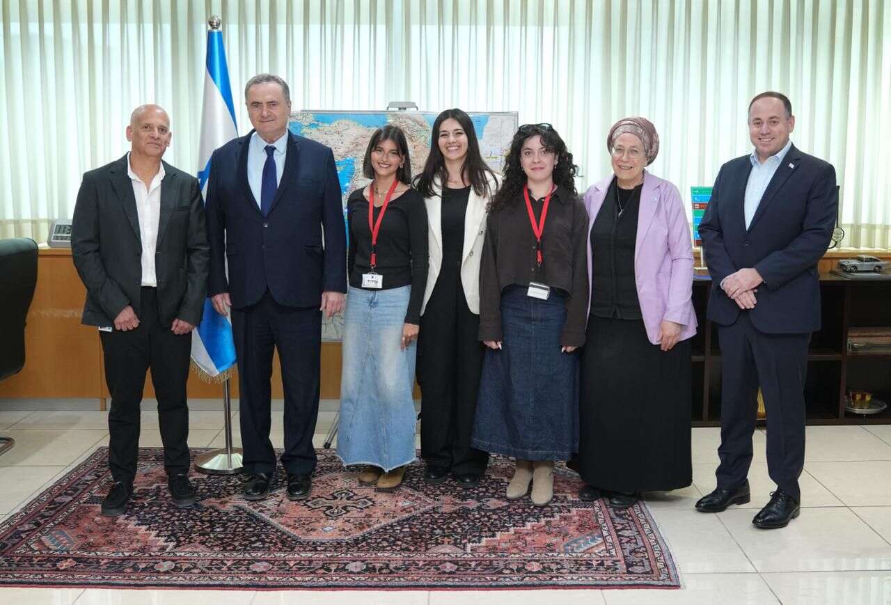 כ"ץ וסטרוק עם מתנדבות שירות לאומי בודדות, וכן מנכ"ל השירות הלאומי אזרחי וראש אגף חיילים משוחררים במשרד הביטחון | אלעד מלכה, משרד הביטחון