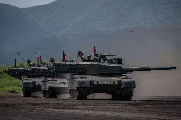 טנקי קרב של כוח ההגנה העצמית היבשתית היפני (JGSDF) משתתפים בתרגיל ירי חי | Yuichi YAMAZAKI / AFP