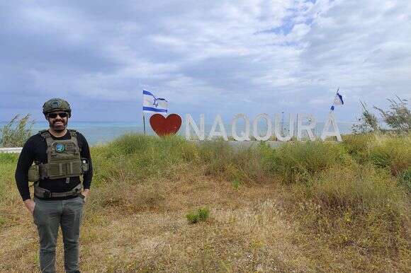 סלפי עם הלב. הכיתוב בא־נאקורה. | אליהו גליל