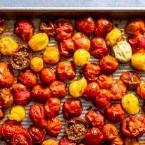 עגבניות שרי צלויות בתנור | Scott Suchman; food styling by Lisa Cherkasky/Both For The Washington Post עגבניות שרי צלויות בתנור | Scott Suchman; food styling by Lisa Cherkasky/Both For The Washington Post