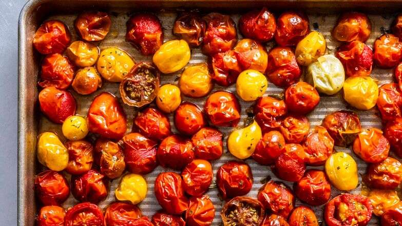 עגבניות שרי צלויות בתנור | Scott Suchman; food styling by Lisa Cherkasky/Both For The Washington Post עגבניות שרי צלויות בתנור | Scott Suchman; food styling by Lisa Cherkasky/Both For The Washington Post