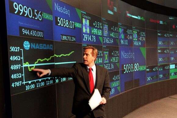 צ'ארלס מולינו מעביר שידור חי מ-Nasdaq MarketSite, המראה כי מדד נאסד"ק זינק לסגירה ראשונה מעל 5,000 ,9 במרץ 2000 | AP צ'ארלס מולינו מעביר שידור חי מ-Nasdaq MarketSite, המראה כי מדד נאסד"ק זינק לסגירה ראשונה מעל 5,000 ,9 במרץ 2000 | AP