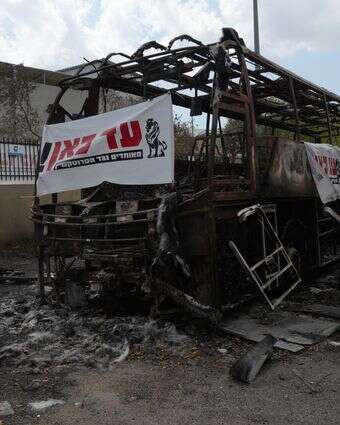 אוטובוס שהוצת בראש פינה כחלק מפעולת פרוטקשן, אפריל 26' | אייל מרגולין, פלאש 90