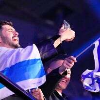 נועם בתן, שביצע את השיר "מישל", מצלם סלפי לאחר שהוכרז על עלייתו לגמר בחצי הגמר הראשון של תחרות האירוויזיון ה-70 בווינה, אוסטריה | AP/מרטין מייזנר