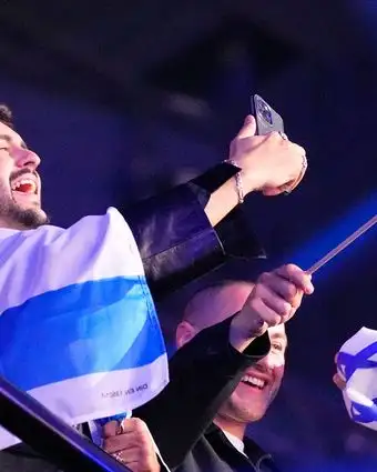 נועם בתן, שביצע את השיר "מישל", מצלם סלפי לאחר שהוכרז על עלייתו לגמר בחצי הגמר הראשון של תחרות האירוויזיון ה-70 בווינה, אוסטריה | AP/מרטין מייזנר