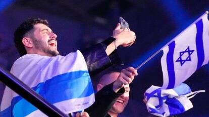 נועם בתן, שביצע את השיר "מישל", מצלם סלפי לאחר שהוכרז על עלייתו לגמר בחצי הגמר הראשון של תחרות האירוויזיון ה-70 בווינה, אוסטריה | AP/מרטין מייזנר נועם בתן, שביצע את השיר "מישל", מצלם סלפי לאחר שהוכרז על עלייתו לגמר בחצי הגמר הראשון של תחרות האירוויזיון ה-70 בווינה, אוסטריה | AP/מרטין מייזנר