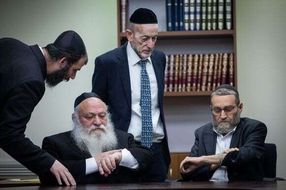 ח"כ יצחק גולדקנופף ומשה גפני במהלך ישיבת מפלגת יהדות התורה המאוחדת בכנסת, ב-21 בנובמבר 2022 | יונתן זינדל, פלאש 90 ח"כ יצחק גולדקנופף ומשה גפני במהלך ישיבת מפלגת יהדות התורה המאוחדת בכנסת, ב-21 בנובמבר 2022 | יונתן זינדל, פלאש 90