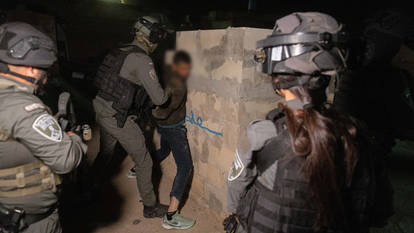 כוחות מג"ב עוצרים את החשוד בהחזקת המטענים בבנימין | דוברות מג"ב כוחות מג"ב עוצרים את החשוד בהחזקת המטענים בבנימין | דוברות מג"ב