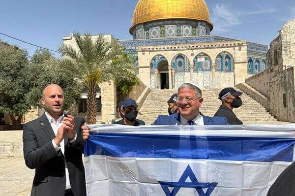 השר איתמר בן גביר מניף דגל בהר הבית, ערב יום ירושלים תשפ"ו | דוברות השר בן גביר