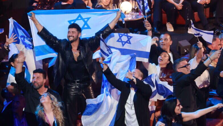 נועם בתן והמשלחת הישראלית לאירוויזיון, לאחר שסיימו במקום השני | AFP נועם בתן והמשלחת הישראלית לאירוויזיון, לאחר שסיימו במקום השני | AFP