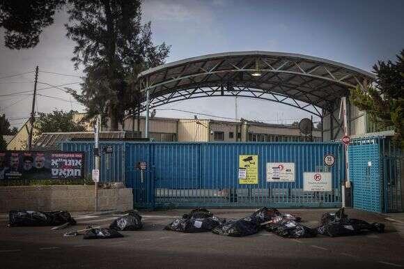 מפגינים מול בניין אונר"א במעלות דפנה, לפני סגירתו | Chaim Goldberg/Flash90