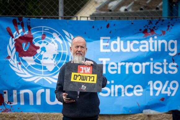 Manifestants devant le bâtiment de l'UNRWA à Ma'alot Dafna, avant sa fermeture | Yonatan Sindel/Flash90