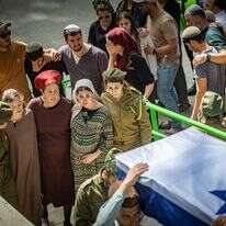 בני משפחתו של סרן מעוז ישראל רקנטי הי"ד מלווים את ארונו בבית הקברות בהר הרצל | יונתן זינדל, פלאש 90