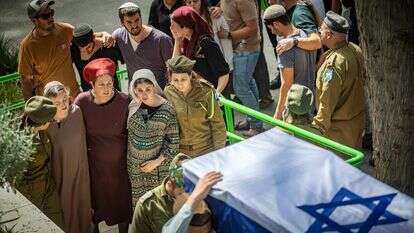 בני משפחתו של סרן מעוז ישראל רקנטי הי"ד מלווים את ארונו בבית הקברות בהר הרצל | יונתן זינדל, פלאש 90