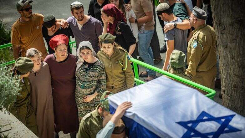 בני משפחתו של סרן מעוז ישראל רקנטי הי"ד מלווים את ארונו בבית הקברות בהר הרצל | יונתן זינדל, פלאש 90