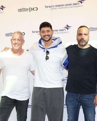 הזמר נועם בתן, ולצידו מנכ"ל התאגיד גולן יוכפז ובמאי המשלחת, יואב צפיר | אור גפן הזמר נועם בתן, ולצידו מנכ"ל התאגיד גולן יוכפז ובמאי המשלחת, יואב צפיר | אור גפן