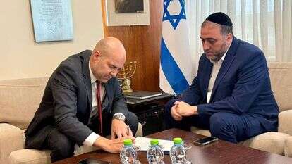 ח"כ משה ארבל מגיש את מכתב התפטרותו ליו"ר הכנסת אמיר אוחנה | דוברות יו"ר הכנסת
