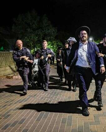 בחורי ישיבה חרדים מובלים ע"י שוטרים לאחר הכניסה לבית קצין המשטרה הצבאית הראשי באשקלון | צפריר אביוב, פלאש 90 בחורי ישיבה חרדים מובלים ע"י שוטרים לאחר הכניסה לבית קצין המשטרה הצבאית הראשי באשקלון | צפריר אביוב, פלאש 90