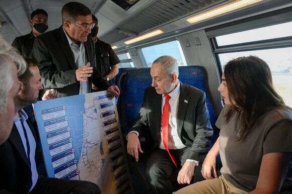 רה"מ נתניהו ושרת התחבורה מירי רגב ברכבת "שומרון-טייבה" | מעיין טואף/ לע״מ רה"מ נתניהו ושרת התחבורה מירי רגב ברכבת "שומרון-טייבה" | מעיין טואף/ לע״מ