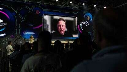 מנכ"ל טסלה ו-SpaceX, אילון מאסק, נראה על מסך גדול במהלך מושב שאלות ותשובות מרחוק בכנס Smart Mobility Summit 2026, בתל אביב ב-18 במאי 2026 | איליה יופימוביץ' / AFP מנכ"ל טסלה ו-SpaceX, אילון מאסק, נראה על מסך גדול במהלך מושב שאלות ותשובות מרחוק בכנס Smart Mobility Summit 2026, בתל אביב ב-18 במאי 2026 | איליה יופימוביץ' / AFP