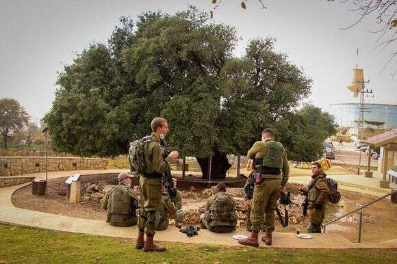 מה שקרה בין המפקדים בשעתיים החניה באלון הבודד נותר תעלומה. חיילי צה"ל בגוש עציון, 2020 | גרשון אלינסון, פלאש 90 מה שקרה בין המפקדים בשעתיים החניה באלון הבודד נותר תעלומה. חיילי צה"ל בגוש עציון, 2020 | גרשון אלינסון, פלאש 90
