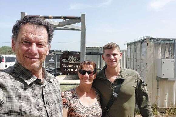 "הרבה מהפעילות המשפחתית שאנחנו עושים היא סביב זה שאיתן יהיה נוכח לא רק בכאב". איתן וההורים יעל ודב | באדיבות המשפחה "הרבה מהפעילות המשפחתית שאנחנו עושים היא סביב זה שאיתן יהיה נוכח לא רק בכאב". איתן וההורים יעל ודב | באדיבות המשפחה