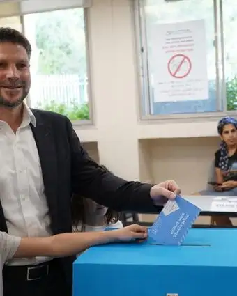 שר האוצר, בצלאל סמוטריץ' מגיע להצביע בבחירות הכלליות בישראל ב-1 בנובמבר 2022 | הלל מאיר/Flash90 שר האוצר, בצלאל סמוטריץ' מגיע להצביע בבחירות הכלליות בישראל ב-1 בנובמבר 2022 | הלל מאיר/Flash90