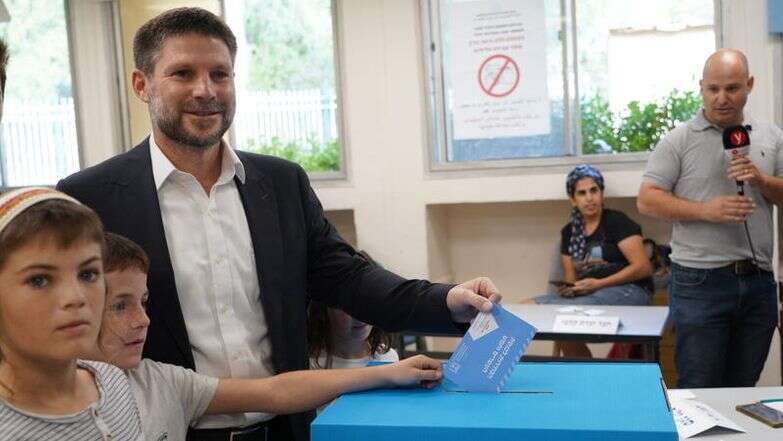 שר האוצר, בצלאל סמוטריץ' מגיע להצביע בבחירות הכלליות בישראל ב-1 בנובמבר 2022 | הלל מאיר/Flash90