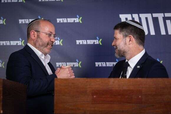 יו"ר מפלגת הציונות הדתית בצלאל סמוטריץ' עם צביקה מור | יונתן זינדל, פלאש 90