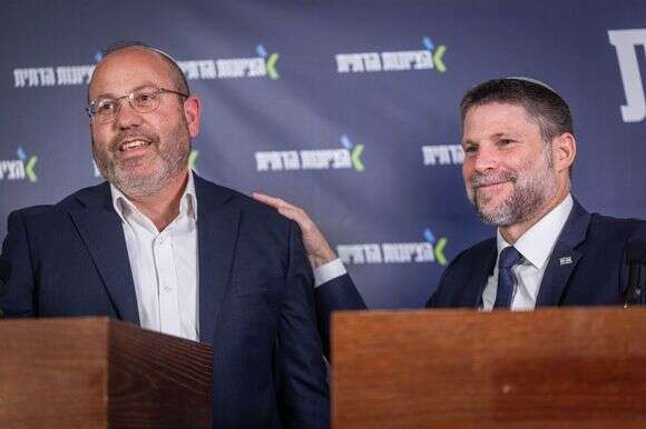יו"ר מפלגת הציונות הדתית ושר האוצר בצלאל סמוטריץ' עם חבר הציונות הדתית החדש צביקה מור במהלך מסיבת עיתונאים בה הודיעו על הצטרפותו של מור למפלגה | יונתן זינדל, פלאש 90 יו"ר מפלגת הציונות הדתית ושר האוצר בצלאל סמוטריץ' עם חבר הציונות הדתית החדש צביקה מור במהלך מסיבת עיתונאים בה הודיעו על הצטרפותו של מור למפלגה | יונתן זינדל, פלאש 90
