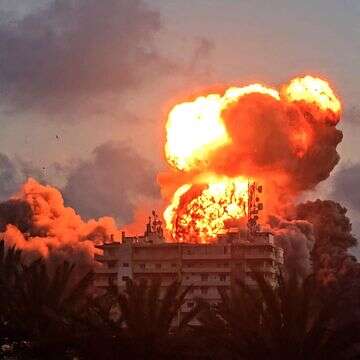 הפצצה ישראלית בצור, אתמול | AFP